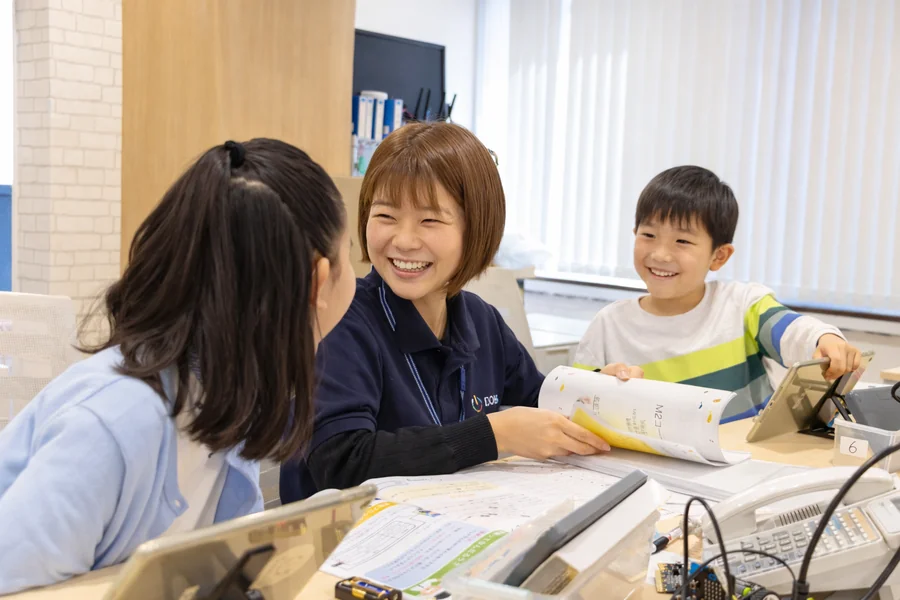 プログラミングを学ぶ子どもたち